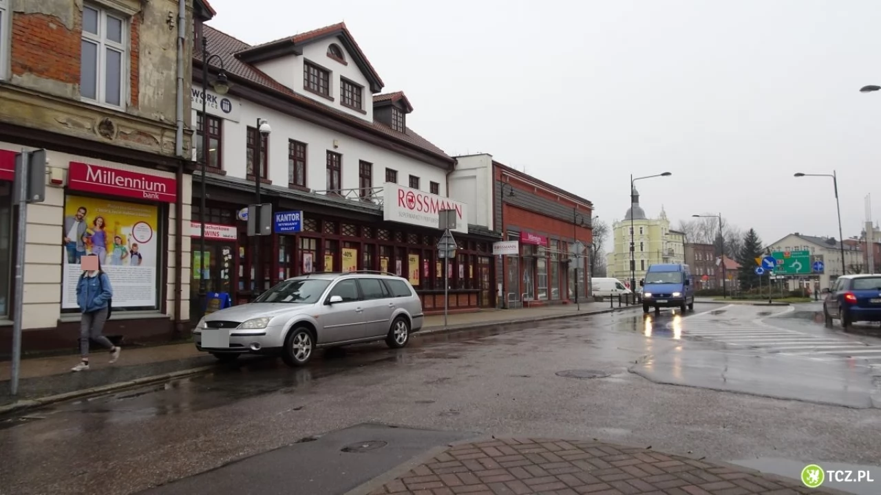 Parkowanie samochodów na skrzyżowaniu ul. Jarosława Dąbrowskiego z ul. Obr. Westerplatte