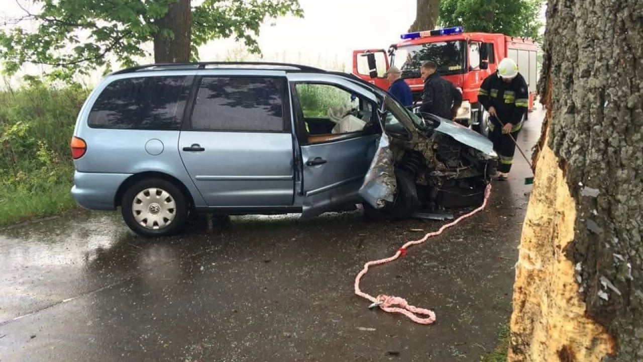 Pelplin. Samochód uderzył w drzewo