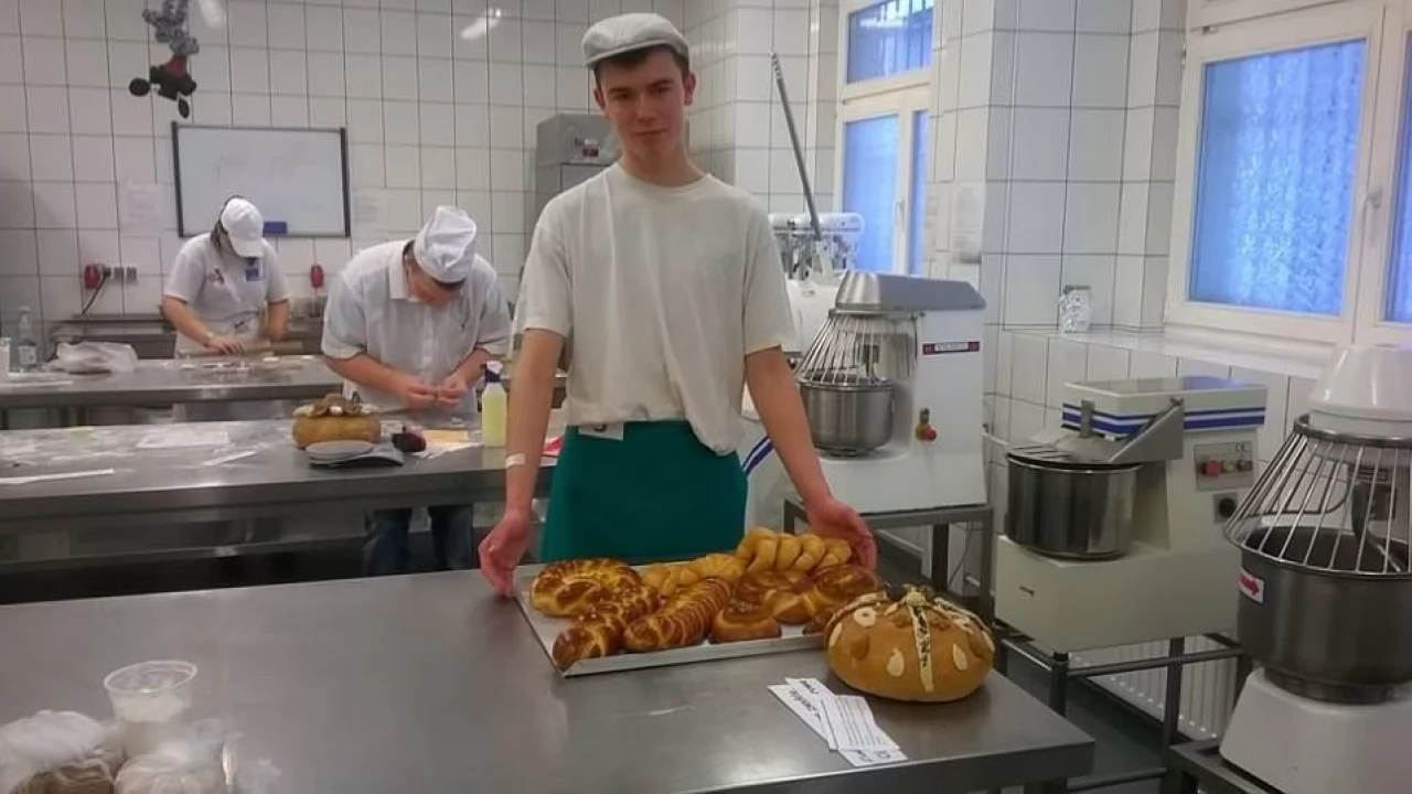 Piecze chałki, rogaliki, chleby. Wygra?