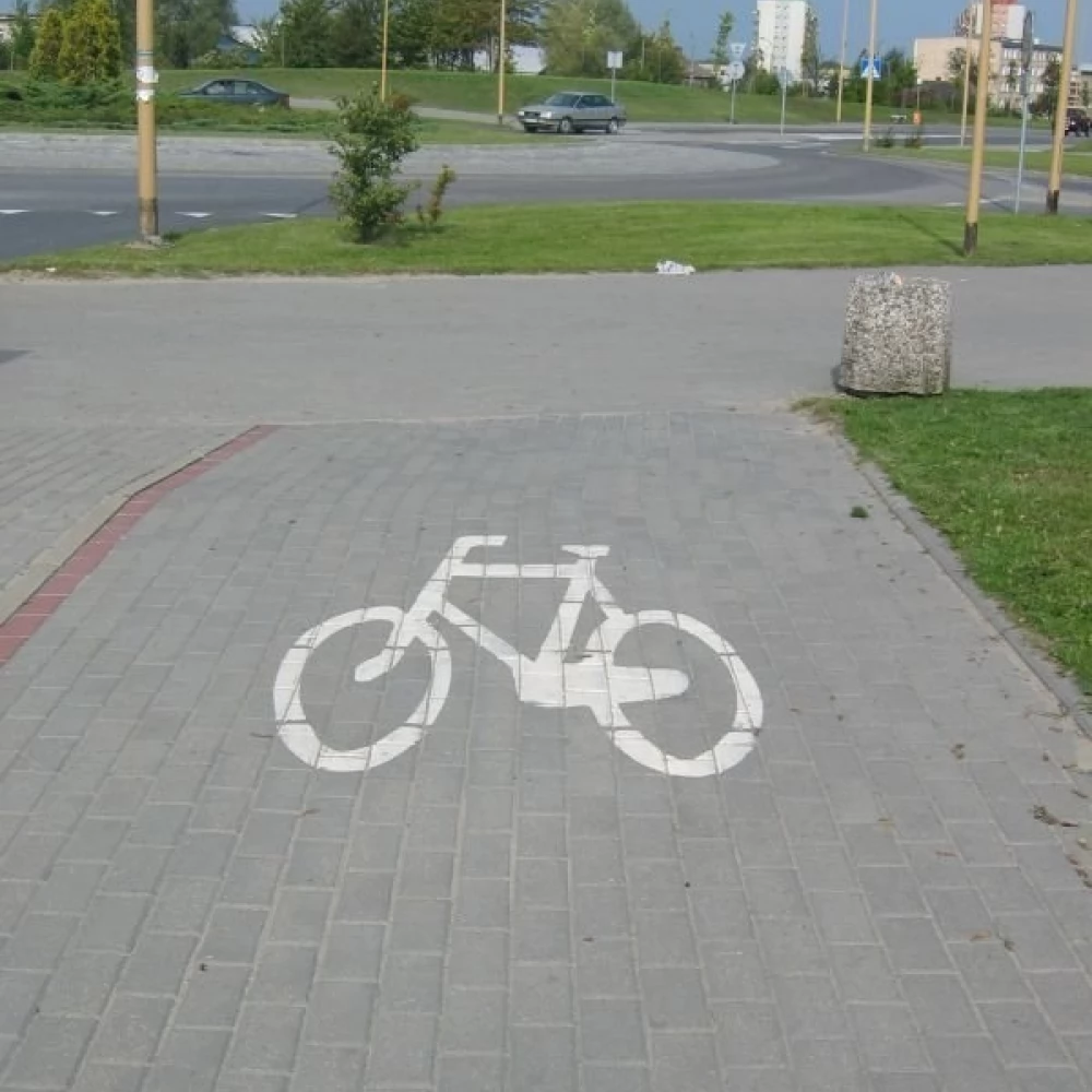 Piesi na ścieżkach rowerowych