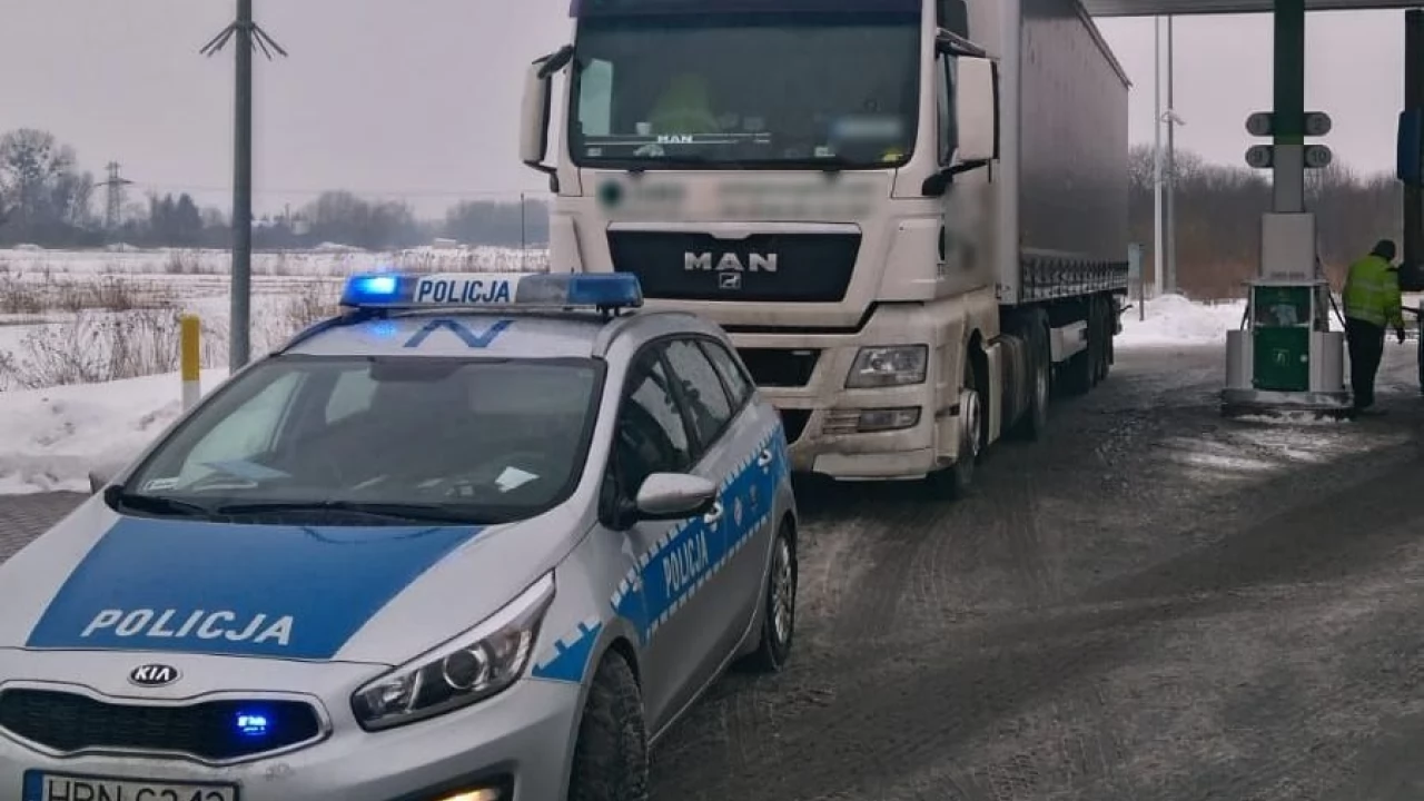 Pijany kierowca TIRa niósł w ręce butelkę wódki