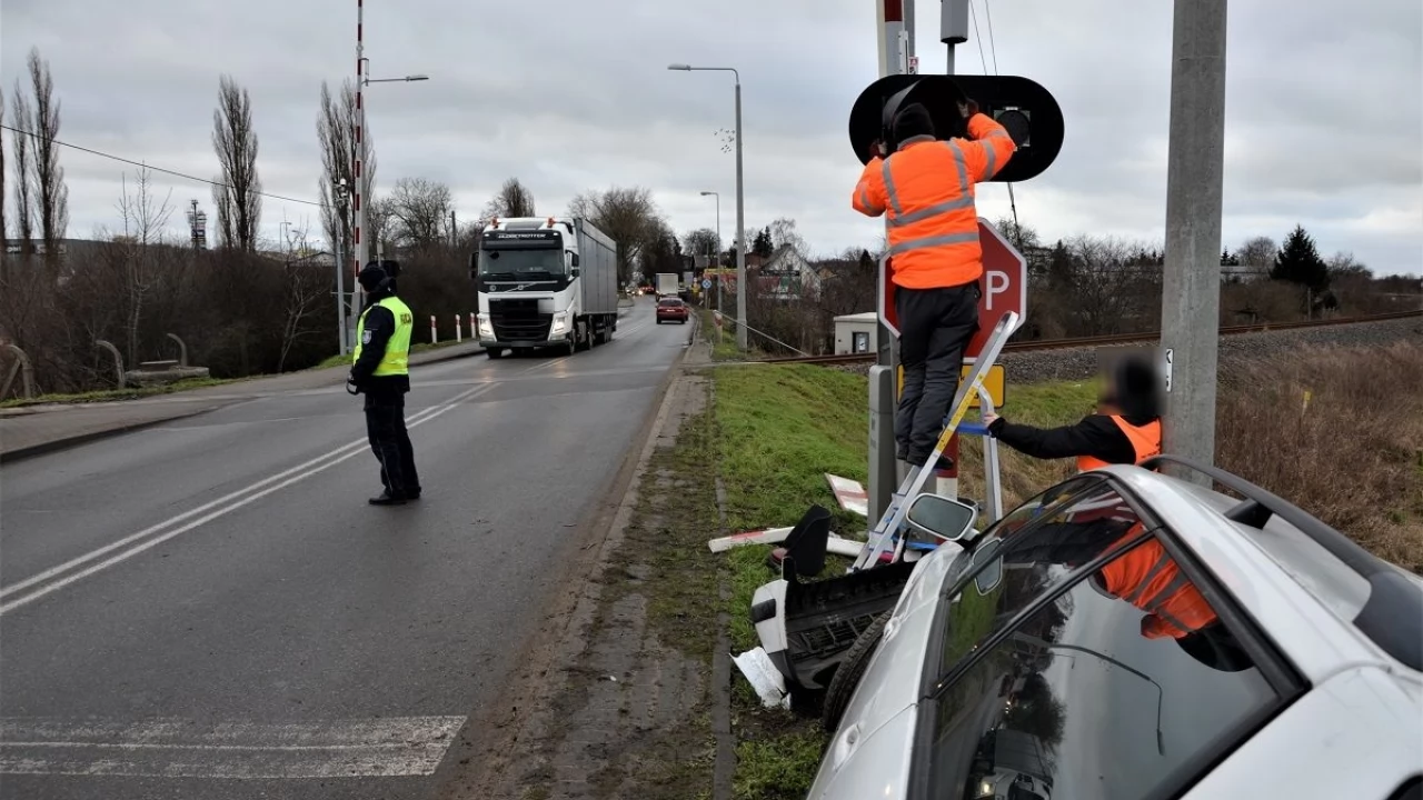 Pijany kierowca VW staranował znak i sygnalizator świetlny