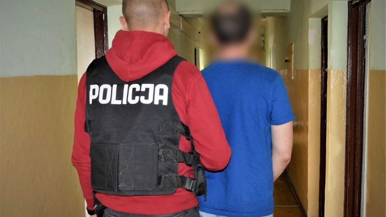 Płacił za zakupy znalezioną kartą płatniczą - odpowie za włamania