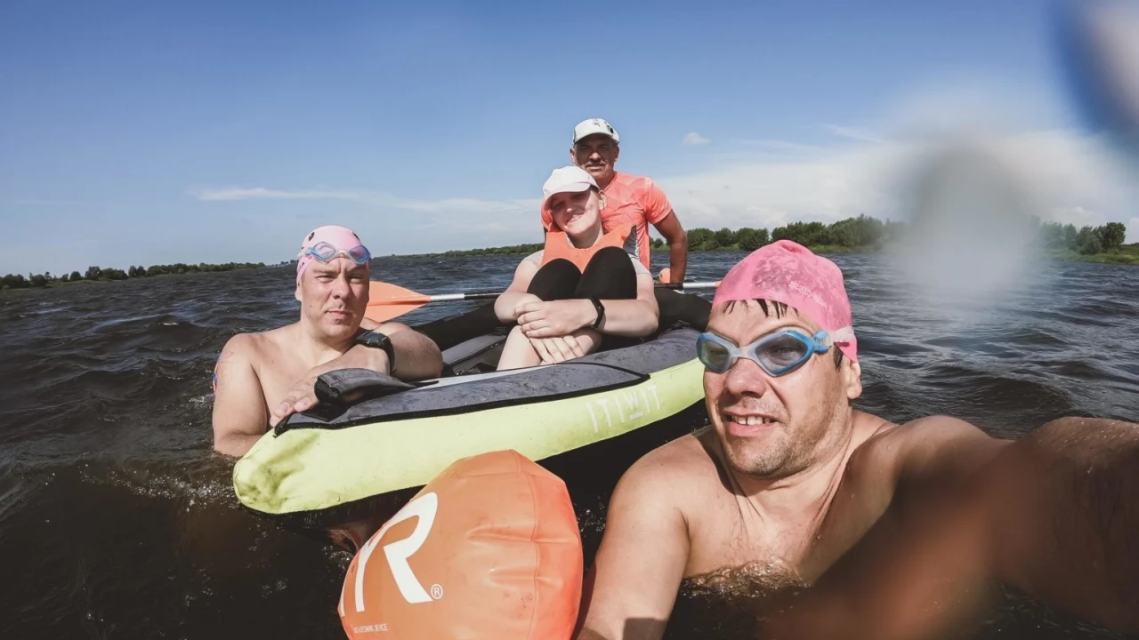 Planują przepłynąć Wisłą wpław 1000 km. W niedzielę dotrą do Tczewa