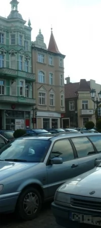 Plac Hallera przez większość dnia jest szczelnie zastawiony autami
