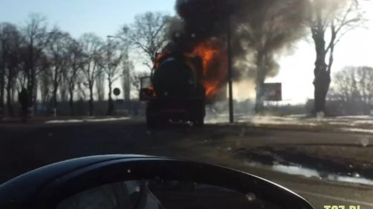 Płonące auto na "jedynce"