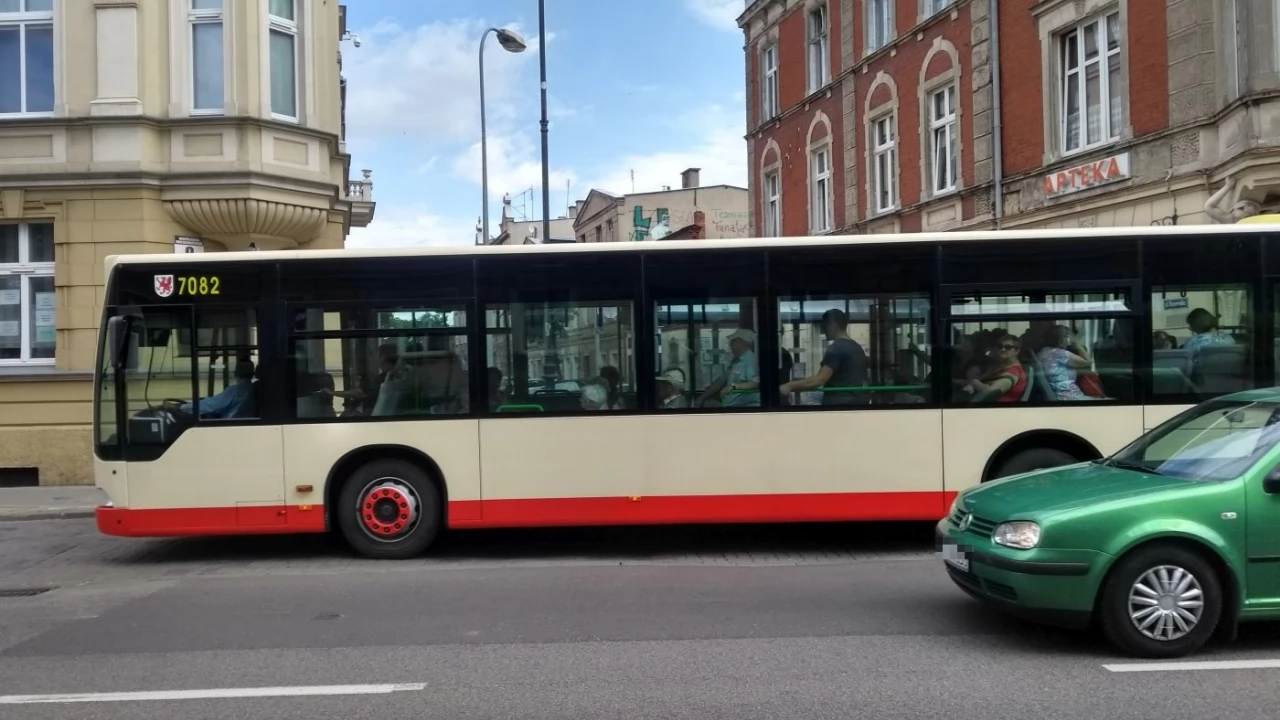 Po dwa autobusy na jednym kursie, więcej połączeń. Nowe rozwiązania w związku z koronawirusem