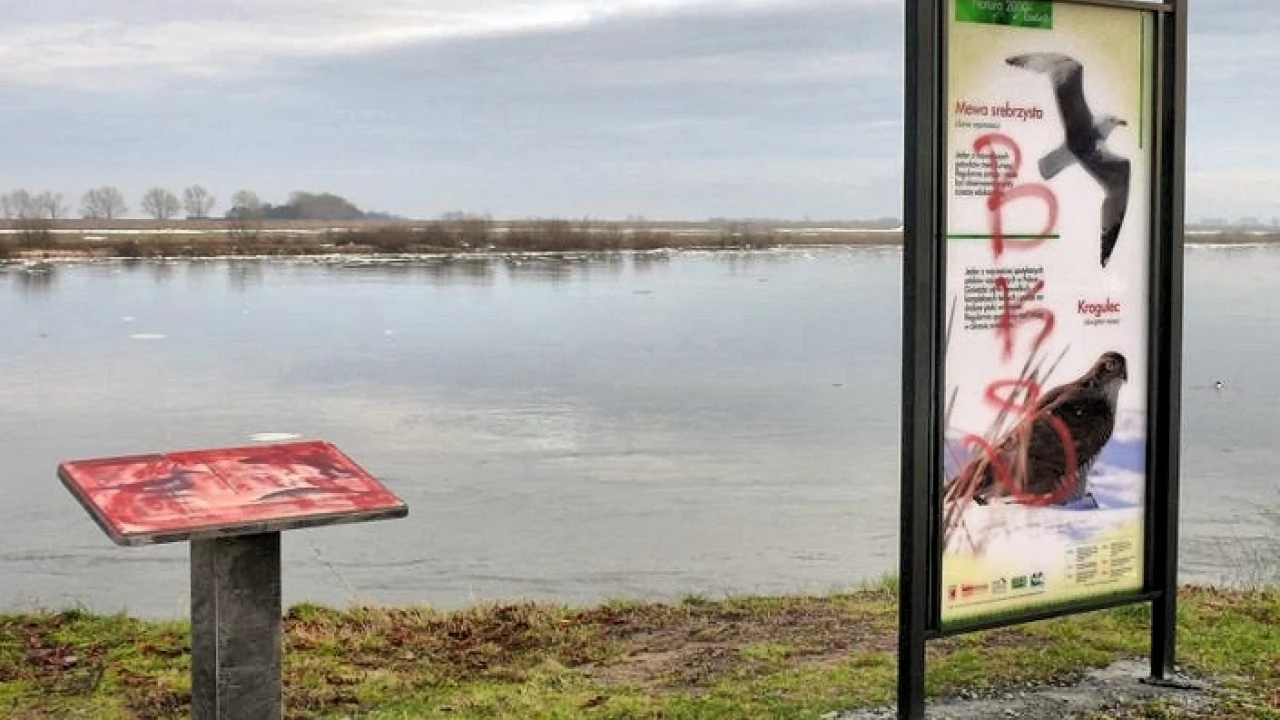 Po zniszczonej lunecie, przyszedł czas na tablice