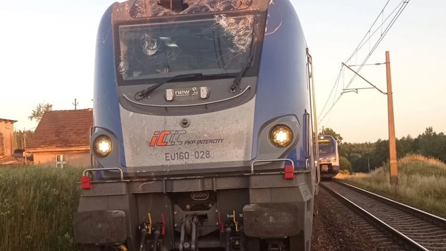 Pociąg uderzył w słup trakcyjny. Utrudnienia między Tczewem a Bydgoszczą