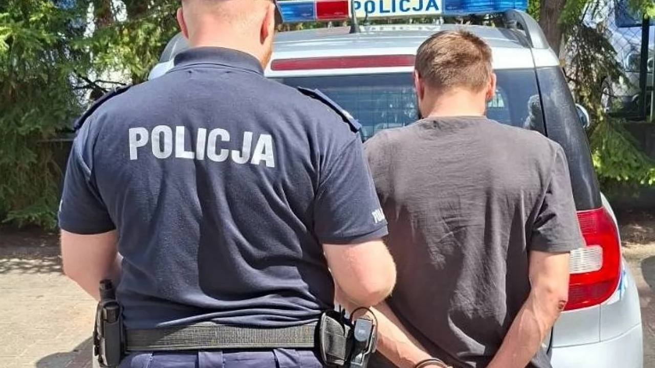 Podczas kontroli nerwowo chował plecak. Miał powód