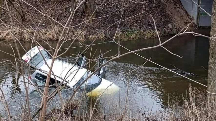 Podjęli heroiczną walkę z czasem. 33-latek w tonącym samochodzie już nie oddychał...