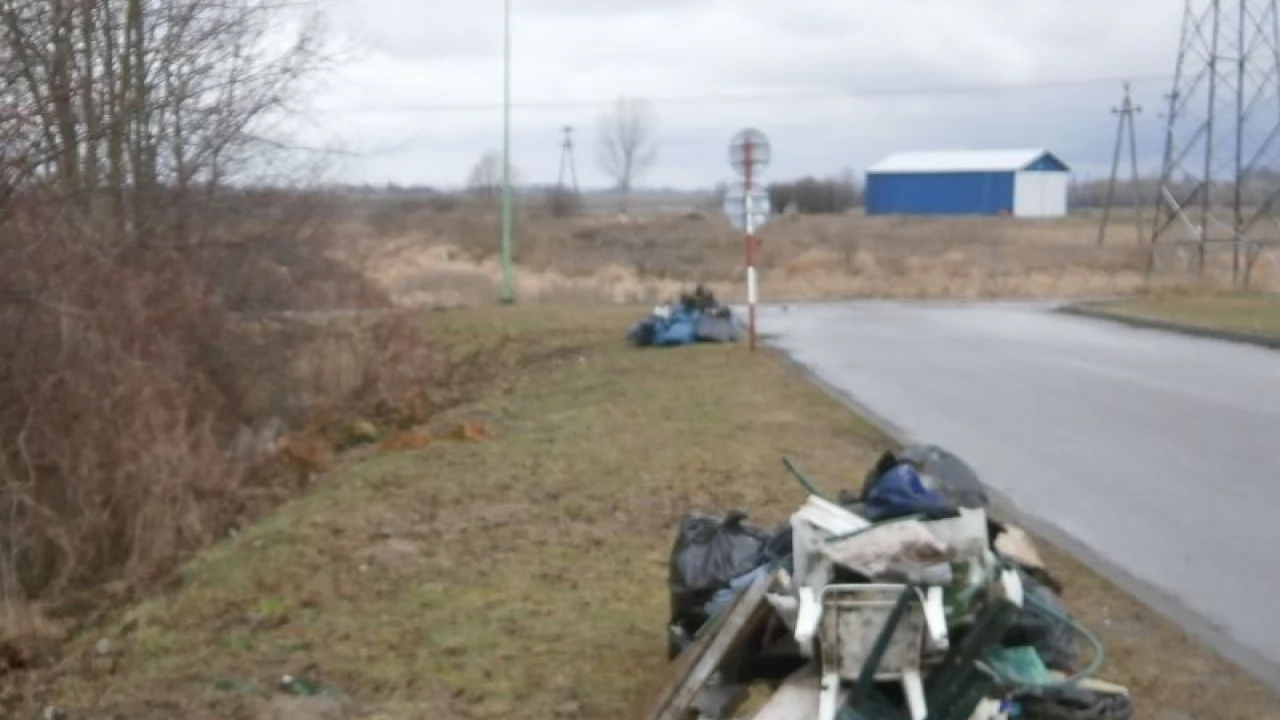 Podrzucają śmieci, skazańcy muszą sprzątać