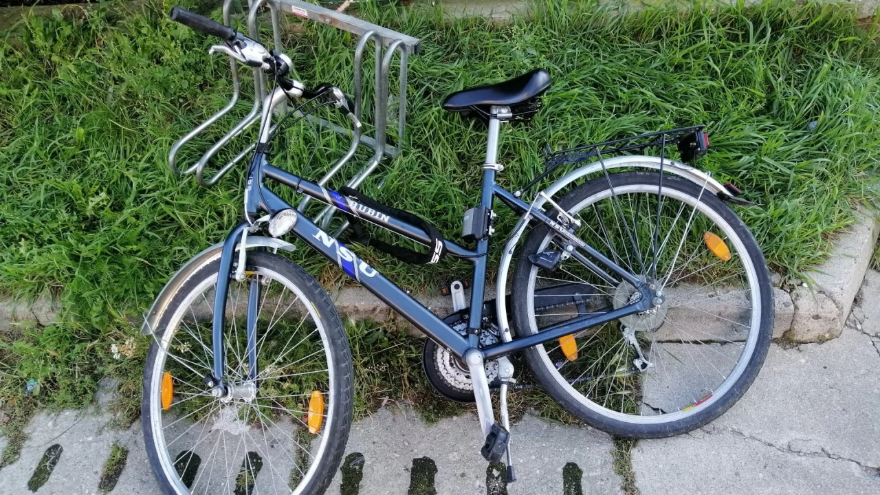 Polak potrafi. Zabezpieczenie roweru? Przecież można ukraść razem ze stojakiem...