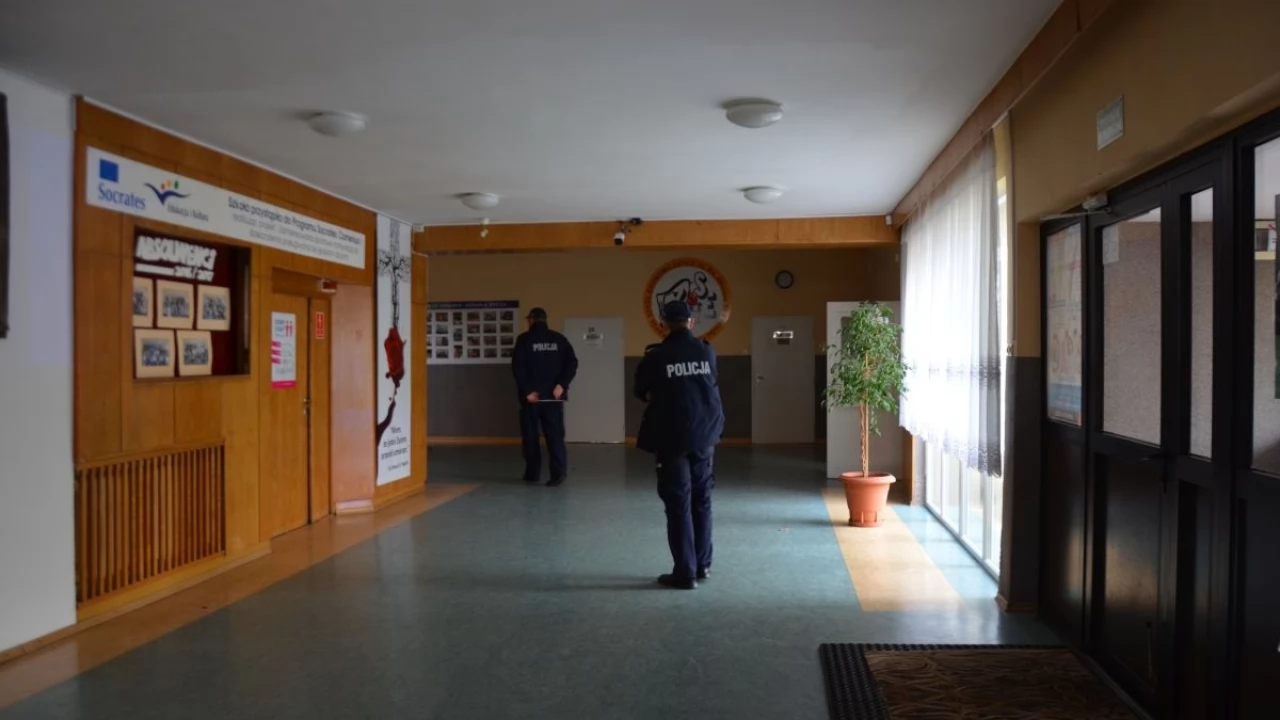 Policja ustala sprawców rozpylenia drażniącej substancji w dwóch szkołach