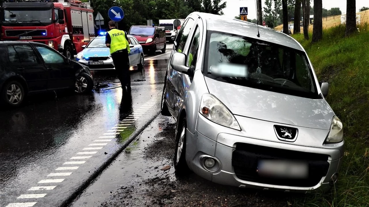 Policja wyjaśnia okoliczności wypadku z udziałem 5 aut