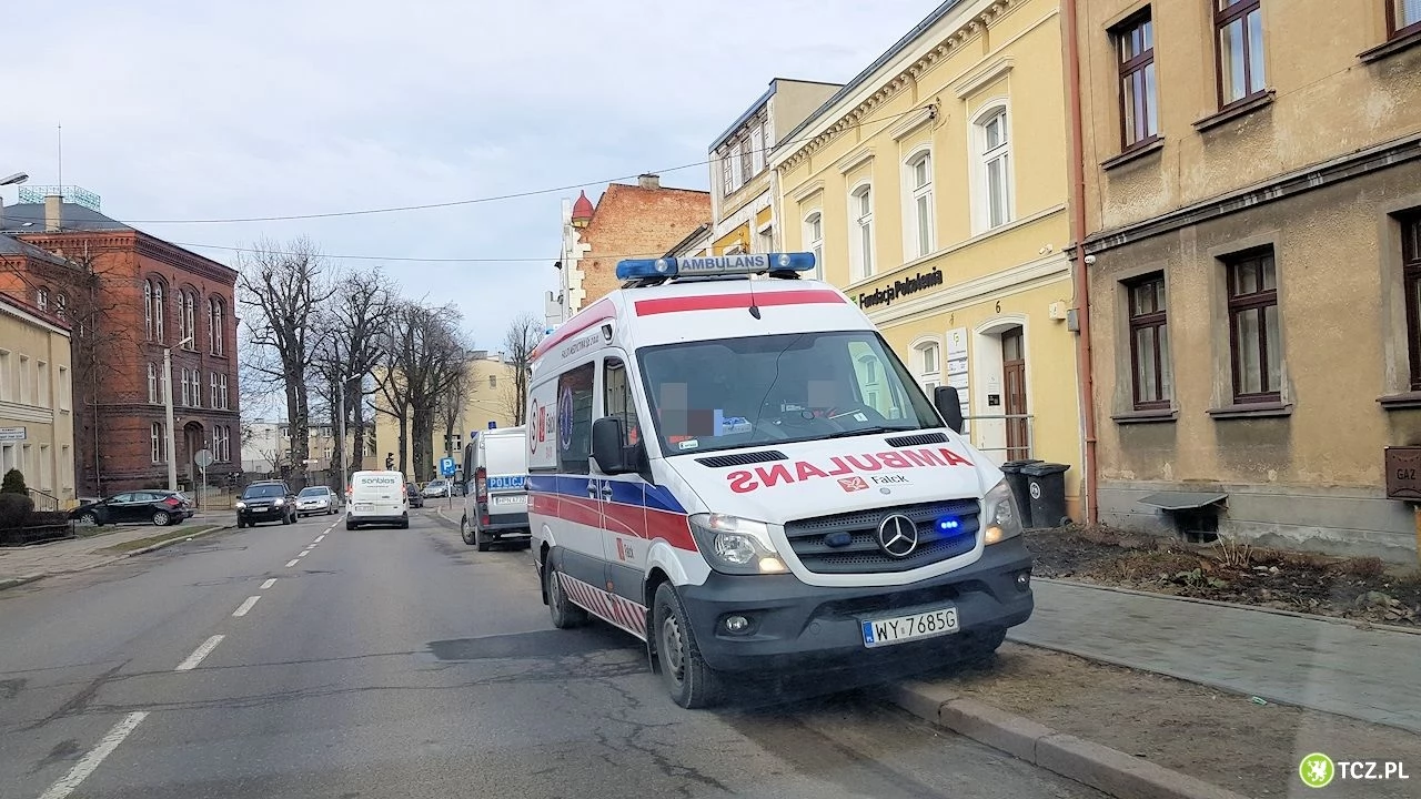 Policjanci kontrolują pojazdy uprzywilejowane