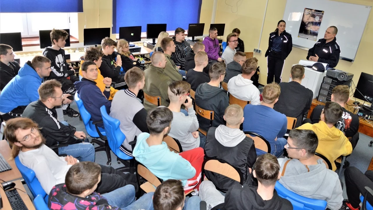 Policjanci kuszą licealistów pracą w mundurze