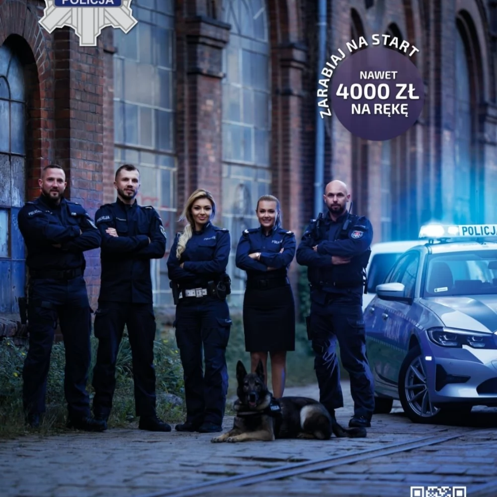 Policjanci kuszą mundurem