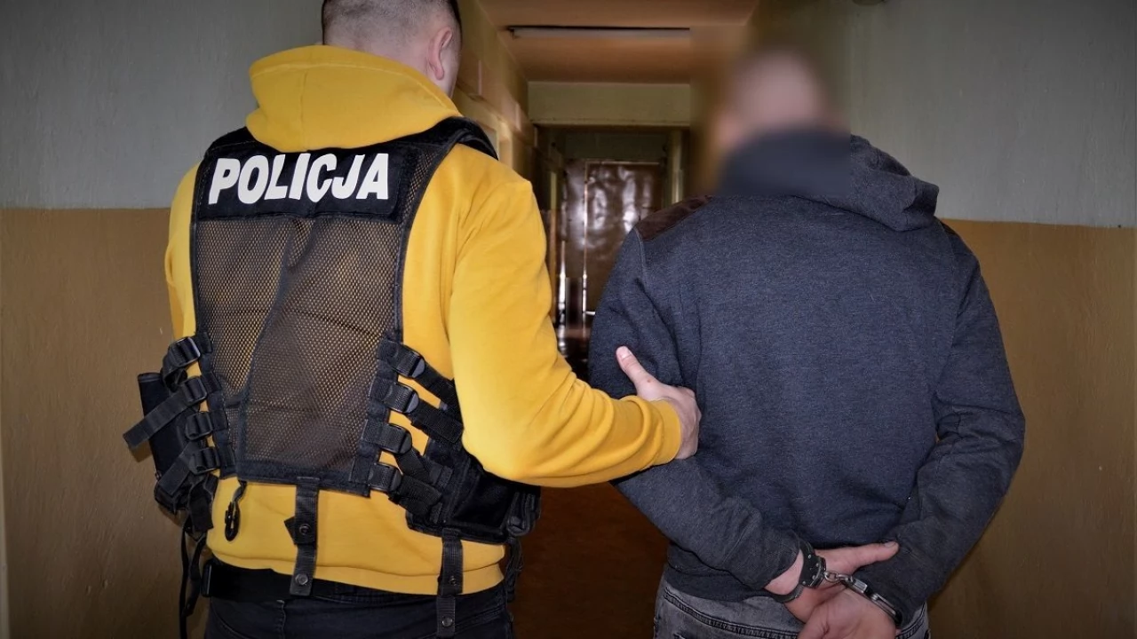 Policjanci namierzyli ściganego. Nie zamierzał ich wpuścić