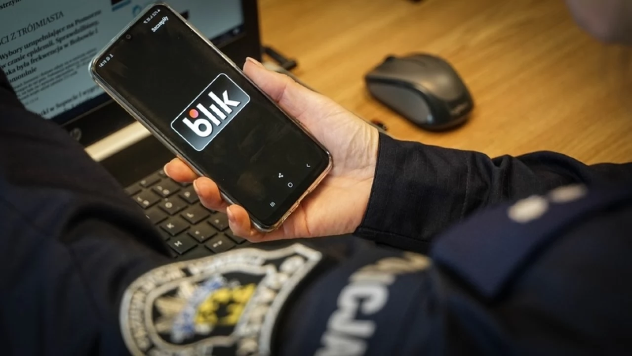 Policjanci ostrzegają przed oszustami. Metoda "na BLIKa"