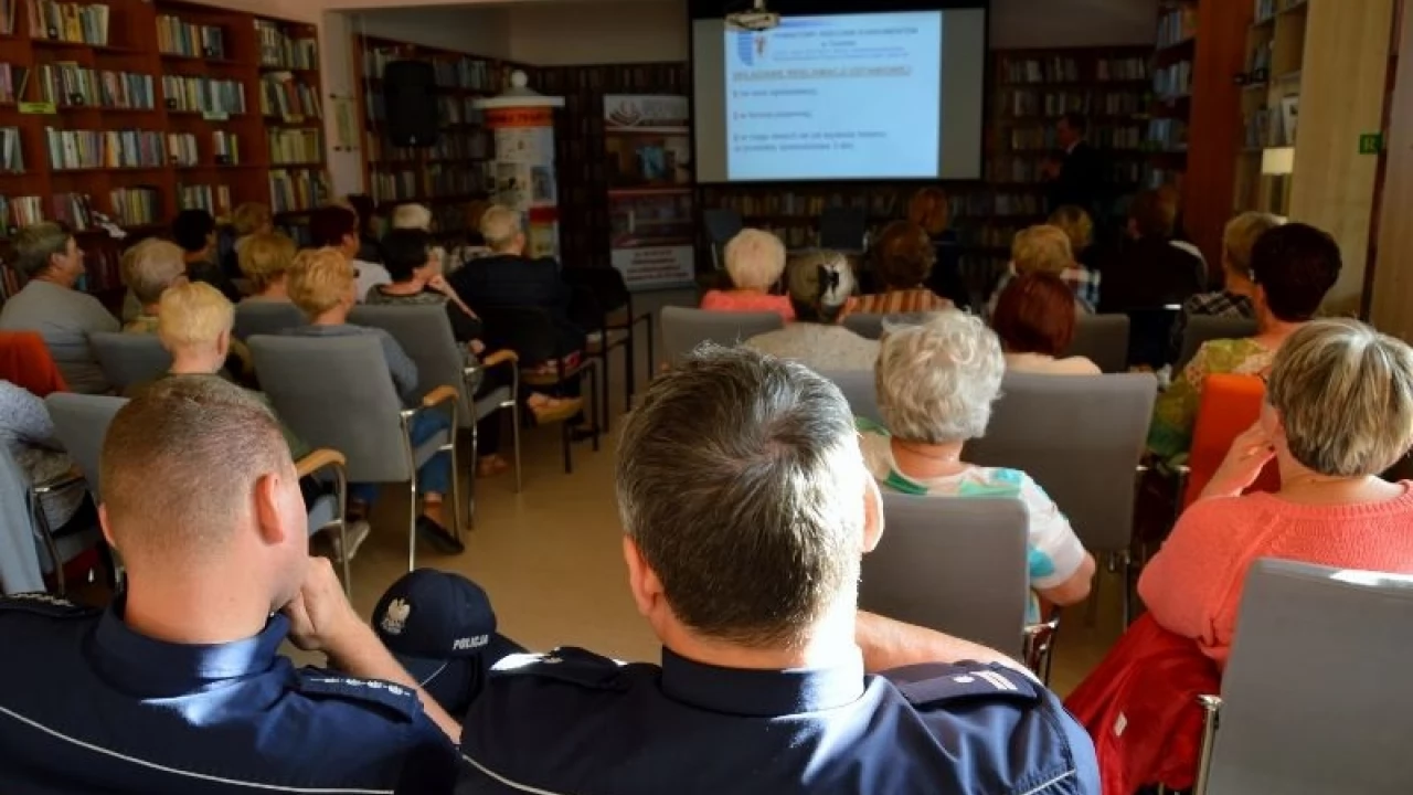 Policjanci ostrzegali seniorów przed zagrożeniami