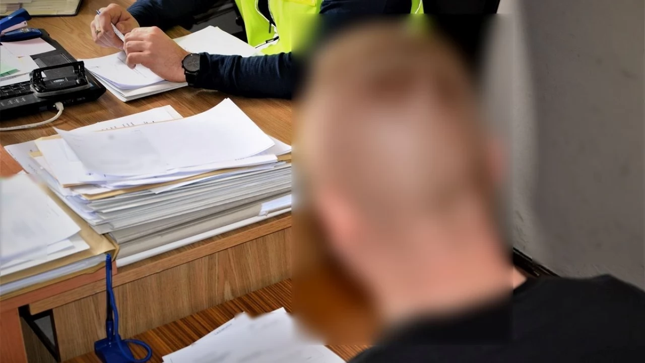 Policjanci otrzymali informację, że ulicą idzie mężczyzna z narkotykami...