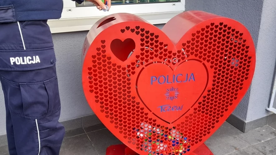 Policjanci pomagają małej Ani