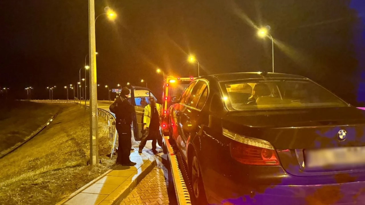 Policjanci pomogli kobiecie na autostradzie
