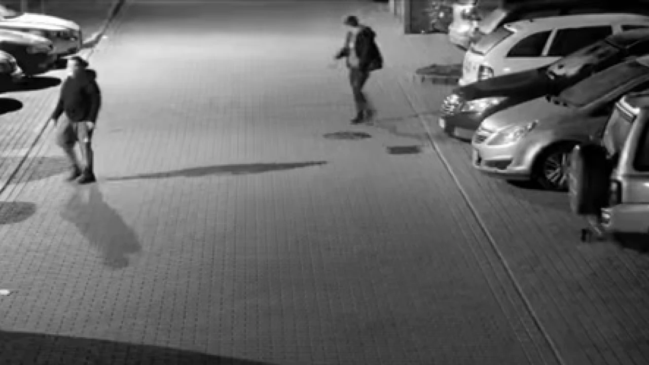 Policjanci poszukują sprawców uszkodzenia skody