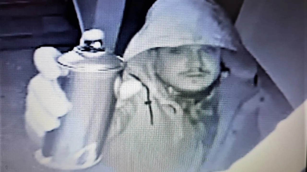 Policjanci poszukują sprawcy uszkodzenia mienia