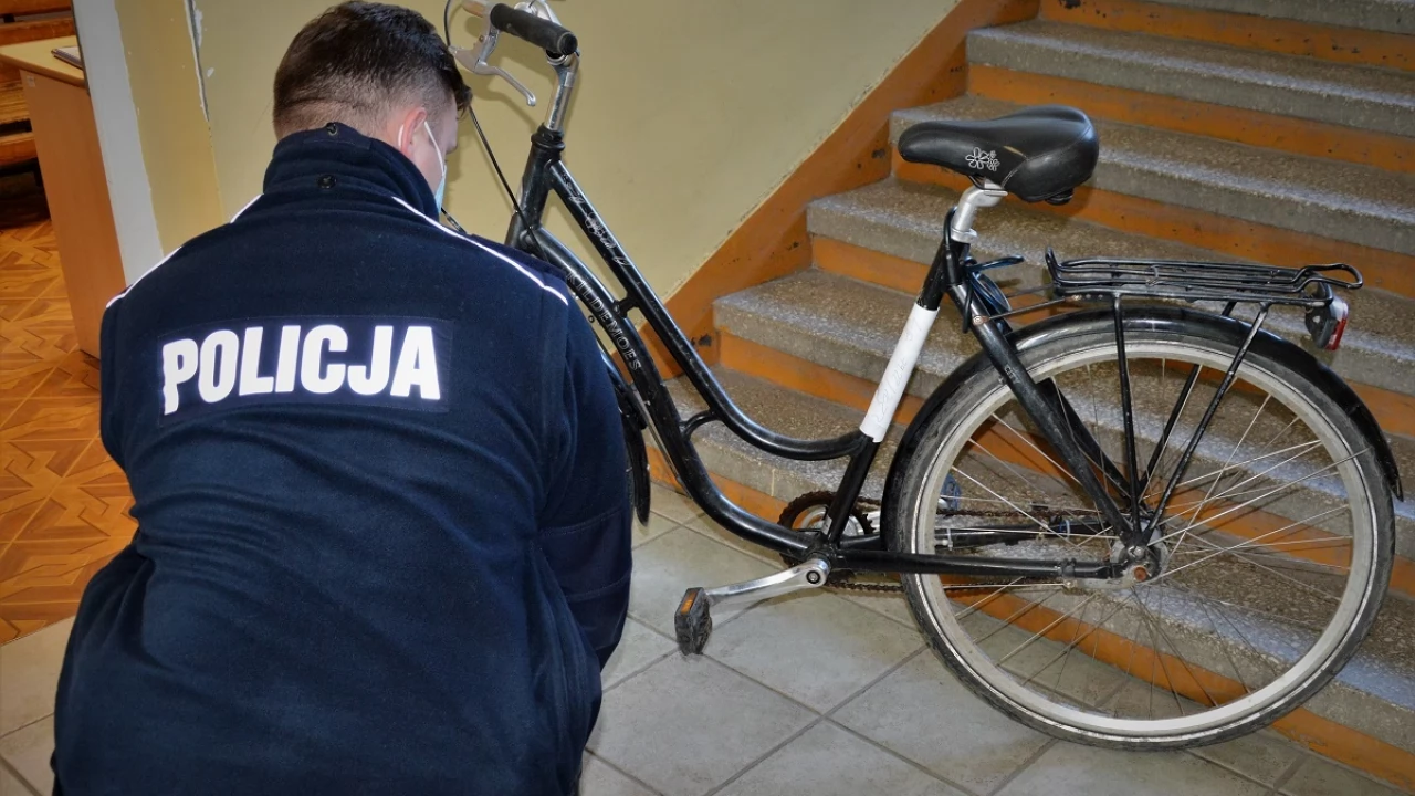 Policjanci poszukują właściciela skradzionego roweru