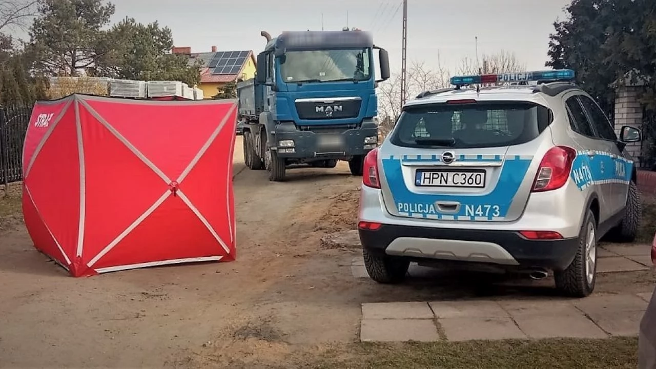 Policjanci pracowali na miejscu śmiertelnego potrącenia pieszego przez śmieciarkę
