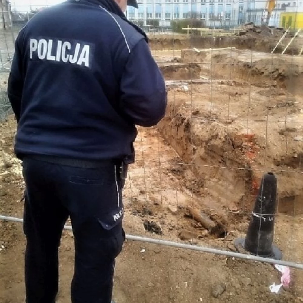 Policjanci przekazali niewybuch saperom