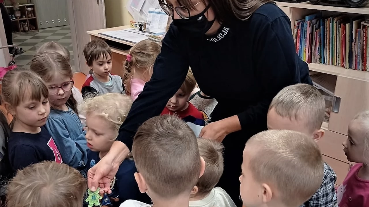 Policjanci przypominają najmłodszym o odblaskach