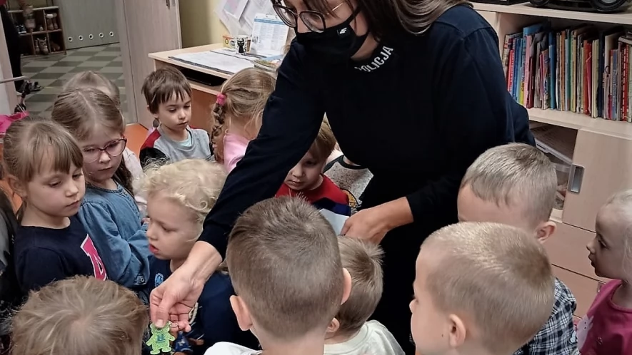 Policjanci przypominają najmłodszym o odblaskach