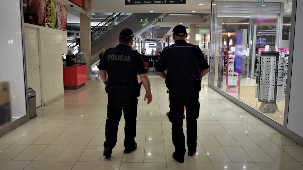 Policjanci przypominają o obowiązujących obostrzeniach