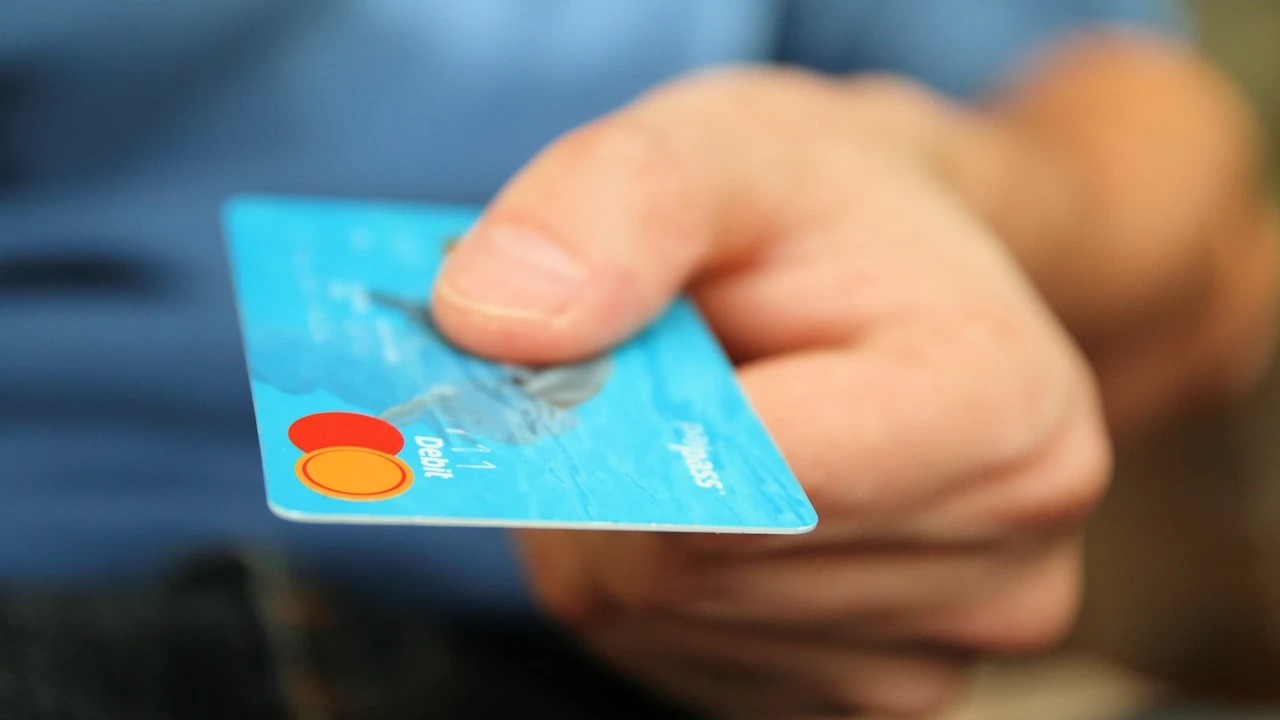 Policjanci radzą jak bezpiecznie korzystać z bankomatu