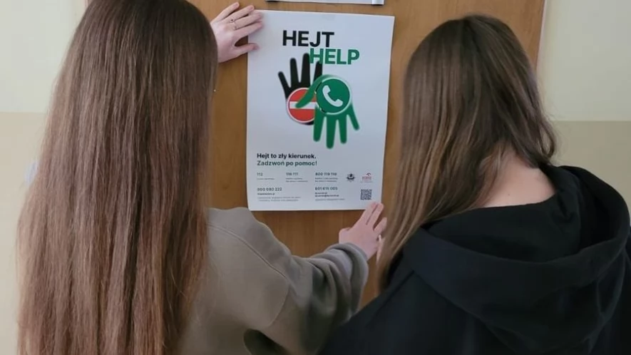 Policjanci rozmawiają o hejcie z uczniami