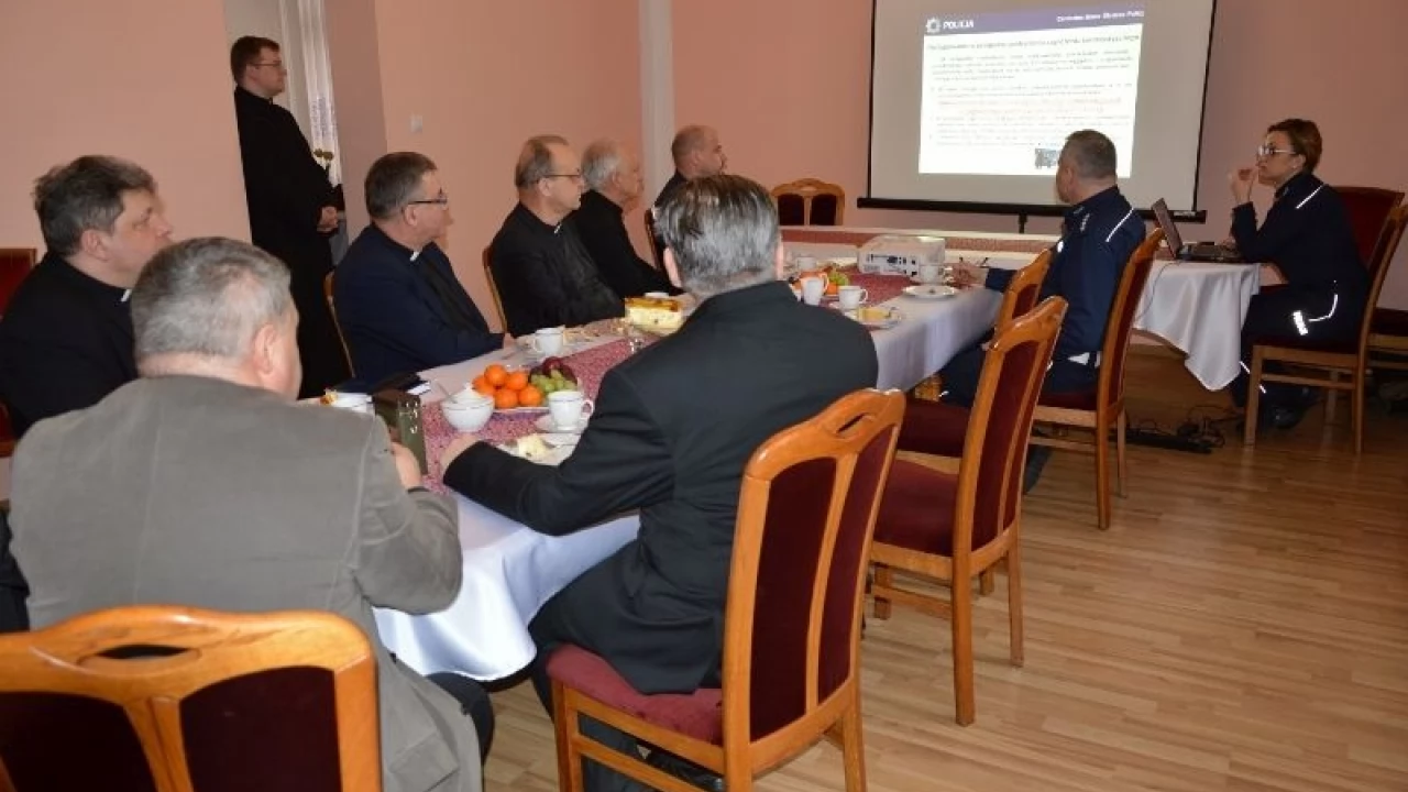Policjanci szkolili... księży
