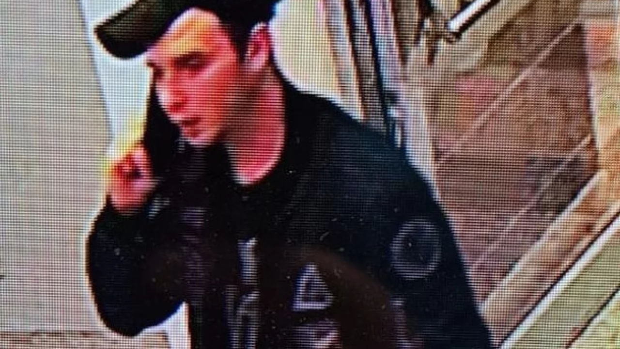 Policjanci szukają mężczyzny, który może mieć związek z uszkodzeniem 4 aut