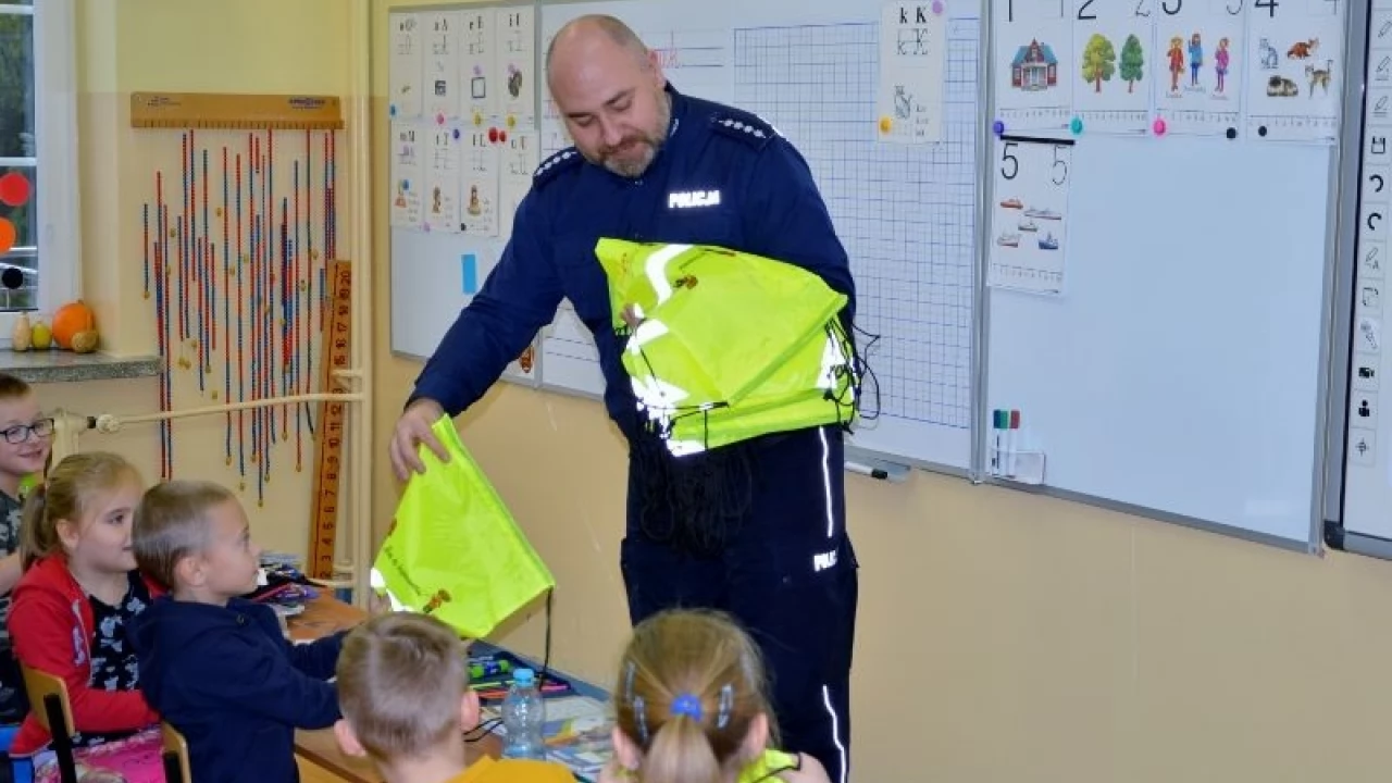 Policjanci uczą najmłodszych bezpieczeństwa