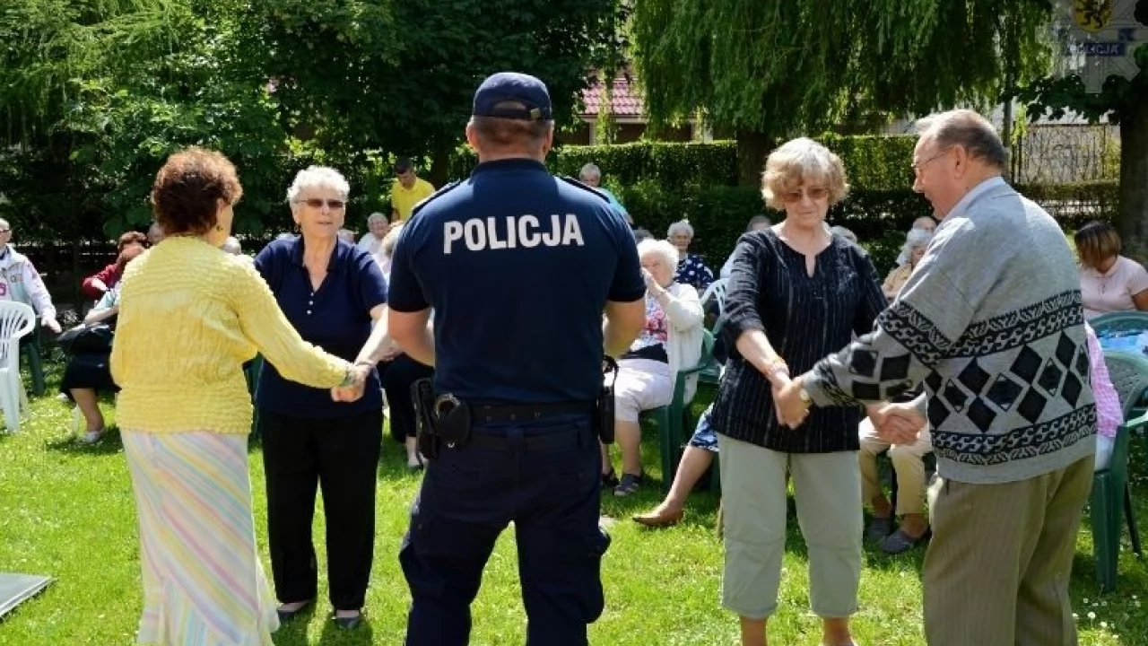 Policjanci uczyli seniorów samoobrony