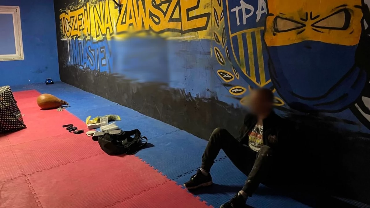 Policjanci uniemożliwi "ustawkę" i zatrzymali "kiboli". W mieszkaniach narkotyki, broń, maczety...