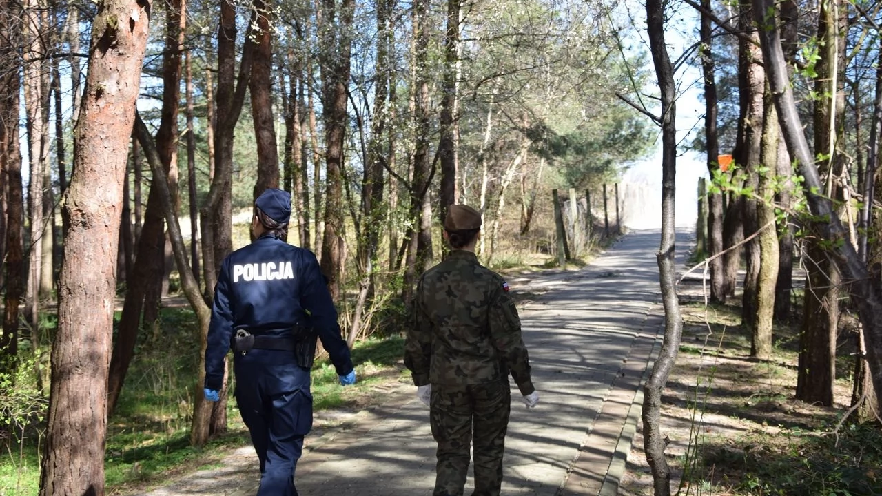Policjanci z dronami i w Black Hawku. A na Mierzei i Półwyspie stałe posterunki