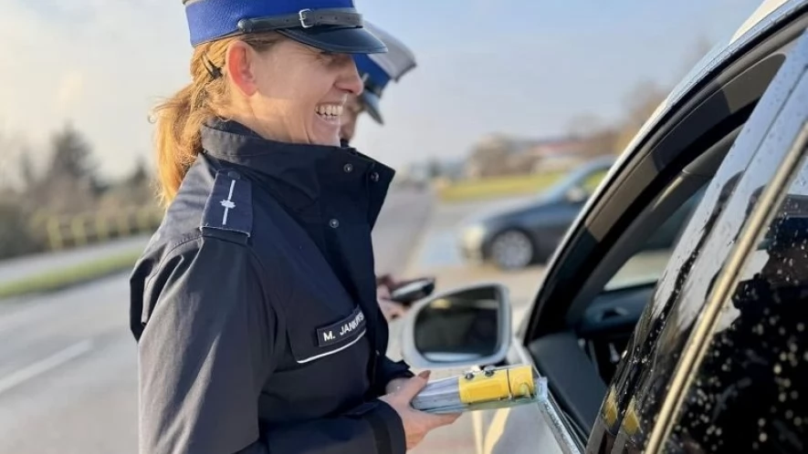Policjanci z tczewskiej drogówki zamienili się w Mikołajów