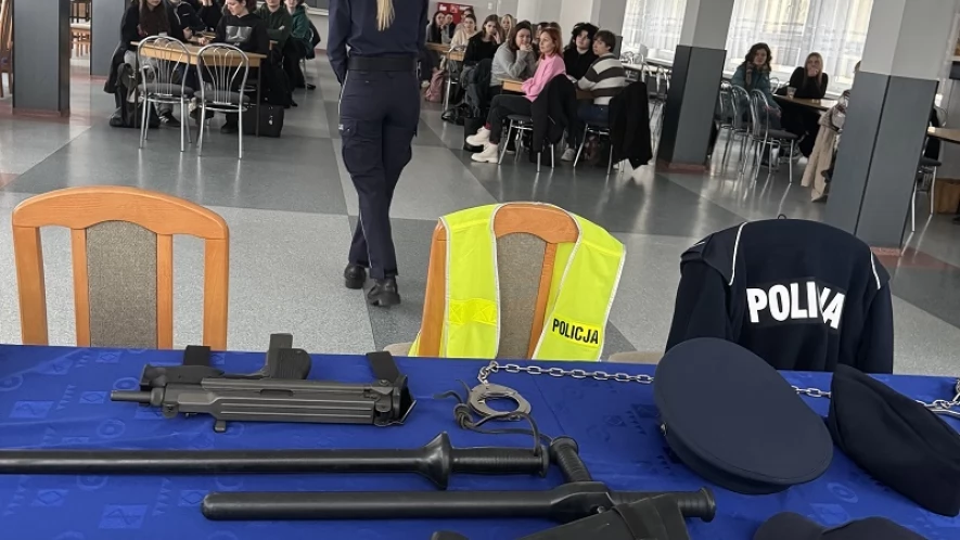 Policjanci zachęcali maturzystów do służby w mundurze