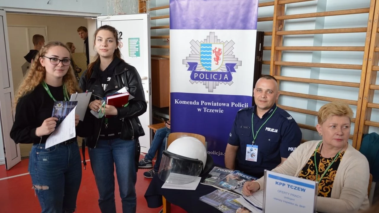 Policjanci zapraszają do wstąpienia w swoje szeregi