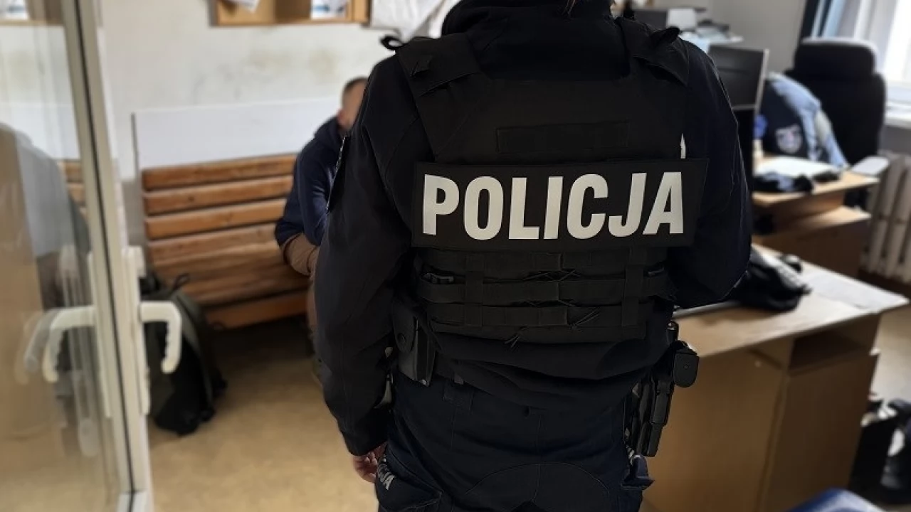 Policjanci zatrzymali poszukiwanego, który odpowie także za kradzież 200 czekolad