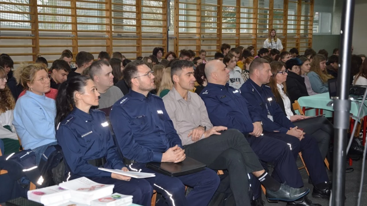 Policjanci zorganizowali debatę społeczną