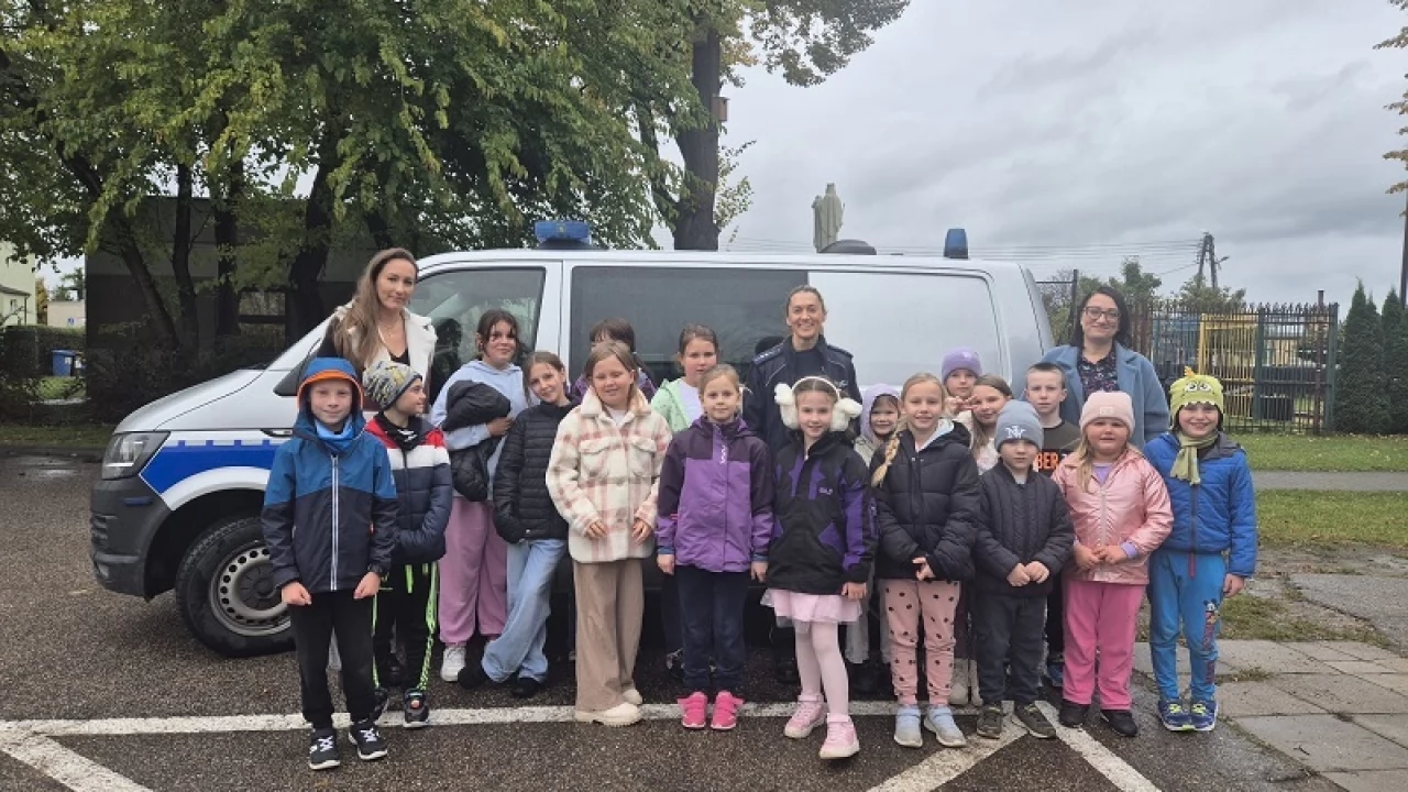 Policjantka odwiedziła uczniów i rozmawiała o bezpieczeństwie, a także pokazała radiowóz
